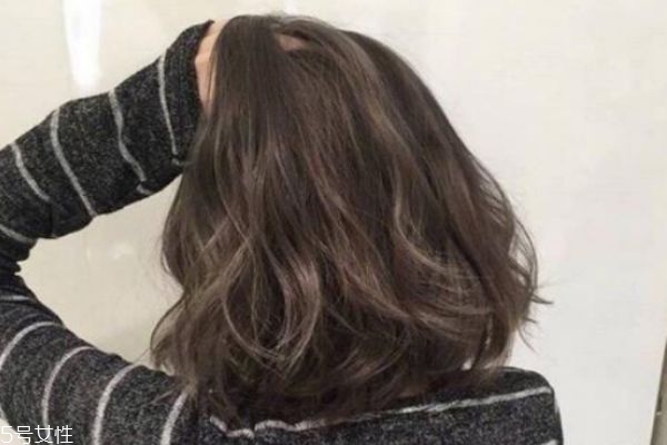 夏天怎么保養(yǎng)頭發(fā) 夏季曬太陽對于頭發(fā)有危害嗎 夏天怎么保養(yǎng)頭發(fā) 夏季曬太陽對于頭發(fā)有危害嗎