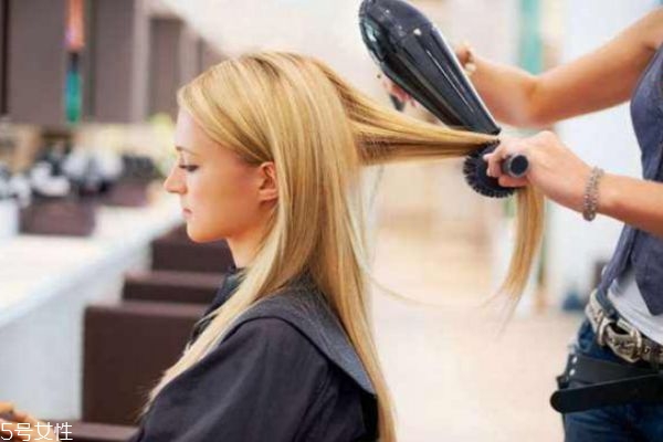 如何正確使用吹風(fēng)機(jī) 使用吹風(fēng)機(jī)要注意什么 如何正確使用吹風(fēng)機(jī) 使用吹風(fēng)機(jī)要注意什么