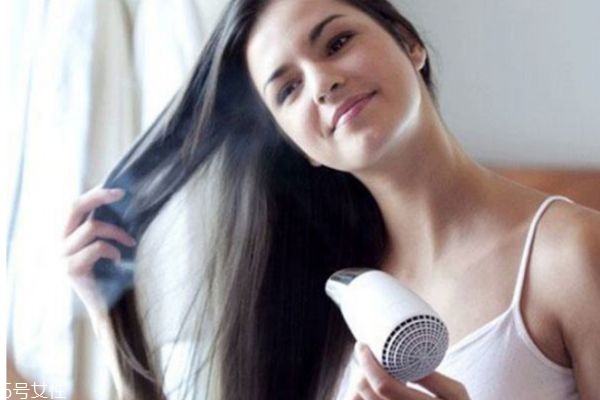 如何正確使用吹風(fēng)機(jī) 使用吹風(fēng)機(jī)要注意什么 如何正確使用吹風(fēng)機(jī) 使用吹風(fēng)機(jī)要注意什么