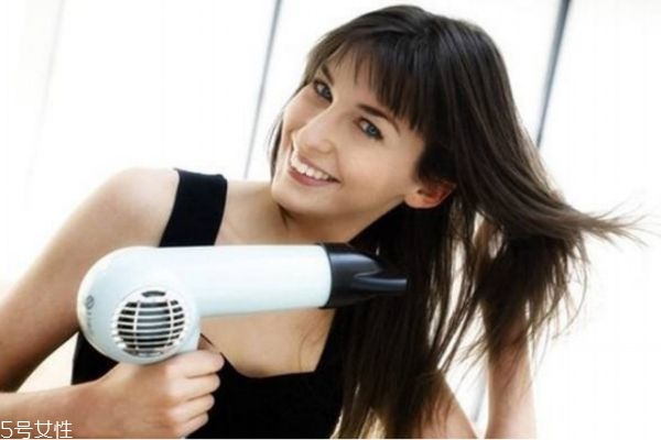 如何正確使用吹風(fēng)機(jī) 使用吹風(fēng)機(jī)要注意什么 如何正確使用吹風(fēng)機(jī) 使用吹風(fēng)機(jī)要注意什么