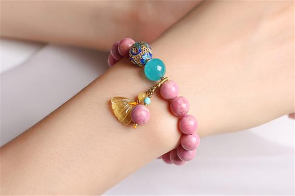 薔薇輝石戴哪只手 薔薇輝石戴左手還是右手 薔薇輝石戴哪只手 薔薇輝石戴左手還是右手