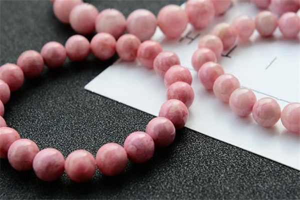 薔薇輝石戴哪只手 薔薇輝石戴左手還是右手 薔薇輝石戴哪只手 薔薇輝石戴左手還是右手