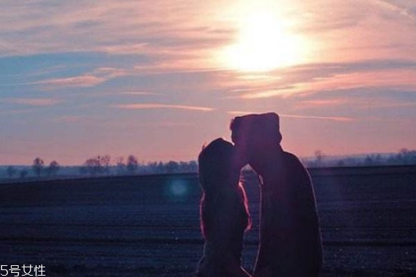 男孩談戀愛(ài)技巧 讓你在女人面前魅力四射的終極技巧