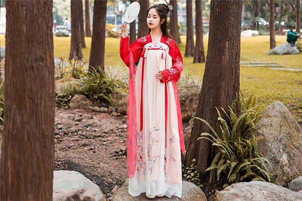 漢服怎么穿齊胸襦裙 漢服齊胸襦裙怎么穿不會掉 漢服怎么穿齊胸襦裙 漢服齊胸襦裙怎么穿不會掉