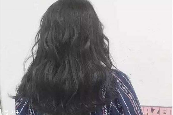 黑茶色和自然黑的區(qū)別 黑茶色與黑色頭發(fā)對比 黑茶色和自然黑的區(qū)別 黑茶色與黑色頭發(fā)對比