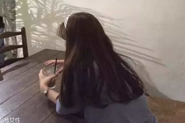 黑茶色和自然黑的區(qū)別 黑茶色與黑色頭發(fā)對比 黑茶色和自然黑的區(qū)別 黑茶色與黑色頭發(fā)對比