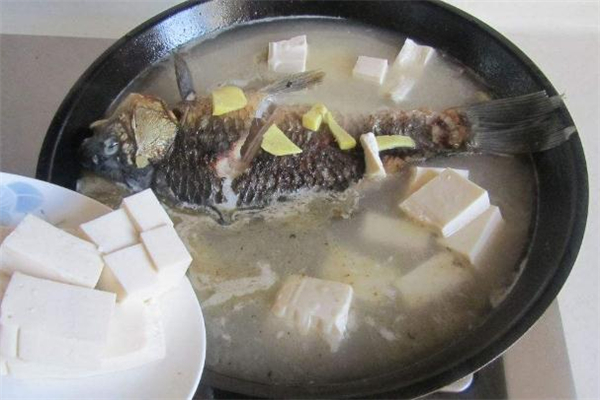 鯽魚(yú)豆腐湯用什么豆腐 鯽魚(yú)豆腐湯豆腐要煎嗎 鯽魚(yú)豆腐湯用什么豆腐 鯽魚(yú)豆腐湯豆腐要煎嗎