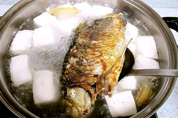 鯽魚(yú)豆腐湯用什么豆腐 鯽魚(yú)豆腐湯豆腐要煎嗎 鯽魚(yú)豆腐湯用什么豆腐 鯽魚(yú)豆腐湯豆腐要煎嗎