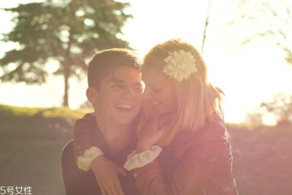 戀愛中占有欲強怎么辦 男人為什么占有欲那么強 戀愛中占有欲強怎么辦 男人為什么占有欲那么強