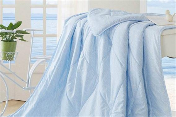 聚酯纖維夏涼被可以機(jī)洗嗎 聚酯纖維夏涼被怎么洗 聚酯纖維夏涼被可以機(jī)洗嗎 聚酯纖維夏涼被怎么洗