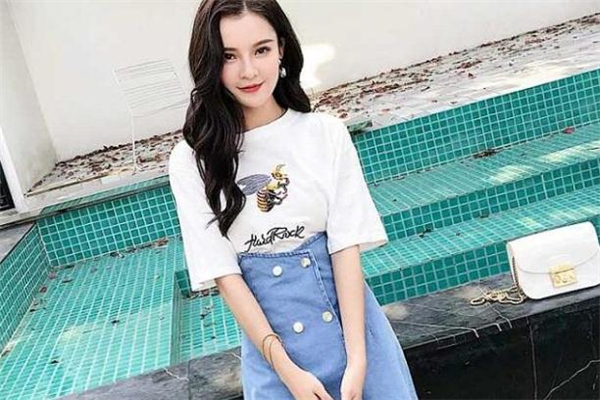 短袖配什么裙子好看 穿短袖怎么搭配裙子 短袖配什么裙子好看 穿短袖怎么搭配裙子