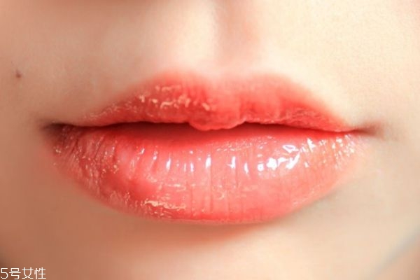 長期涂口紅有什么危害嗎 應(yīng)該怎么保養(yǎng)唇部呢 長期涂口紅有什么危害嗎 應(yīng)該怎么保養(yǎng)唇部呢