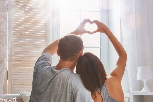 如何判斷一個男生是不是真的愛你 男人愛你的表現(xiàn)是什么 如何判斷一個男生是不是真的愛你 男人愛你的表現(xiàn)是什么