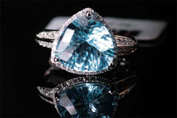 海藍(lán)寶石值錢(qián)嗎 海藍(lán)寶石多少錢(qián)一克拉