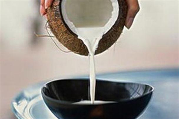 喝椰子汁拉肚子怎么回事 椰子汁是寒性的嗎 喝椰子汁拉肚子怎么回事 椰子汁是寒性的嗎