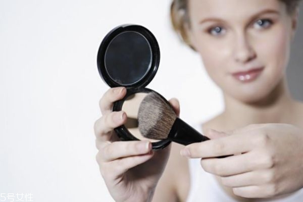 如何補(bǔ)妝才自然 各種膚質(zhì)如何補(bǔ)妝