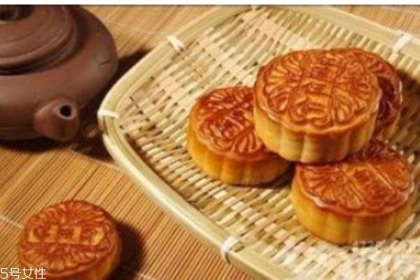 月餅應(yīng)該怎么做呢 什么人群不能吃月餅?zāi)? alt=