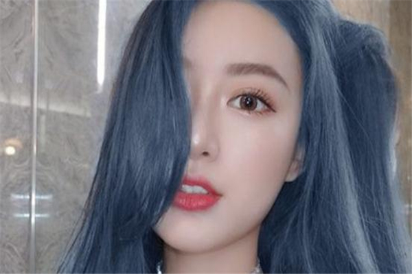 藍(lán)灰色頭發(fā)怎么染 藍(lán)灰色掉色后是什么顏色 藍(lán)灰色頭發(fā)怎么染 藍(lán)灰色掉色后是什么顏色