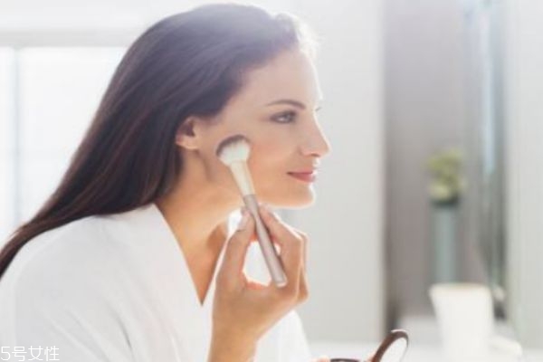 妝后出油怎么補妝 臉上出油脫妝怎么補妝 妝后出油怎么補妝 臉上出油脫妝怎么補妝
