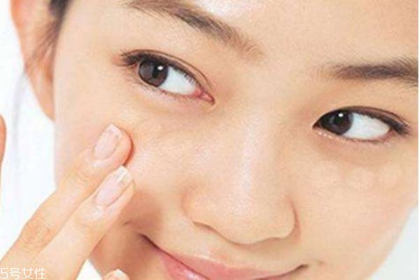 上完粉底液臉上起皮是怎么回事 上完粉底液起皮怎么辦 上完粉底液臉上起皮是怎么回事 上完粉底液起皮怎么辦