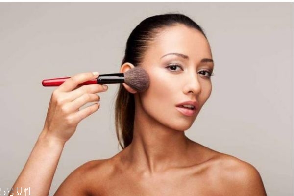 涂完粉底液需要定妝嗎 涂完粉底液還要涂什么