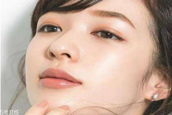 上完粉底液臉上起皮是怎么回事 上完粉底液起皮怎么辦 上完粉底液臉上起皮是怎么回事 上完粉底液起皮怎么辦