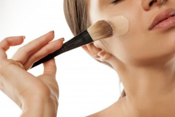 粉底液用什么工具涂比較好 涂粉底液的工具 粉底液用什么工具涂比較好 涂粉底液的工具