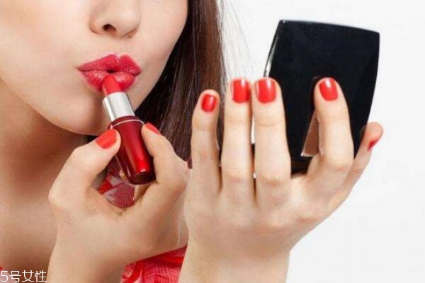 經(jīng)常涂口紅有什么危害 涂口紅時(shí)的注意事項(xiàng) 經(jīng)常涂口紅有什么危害 涂口紅時(shí)的注意事項(xiàng)