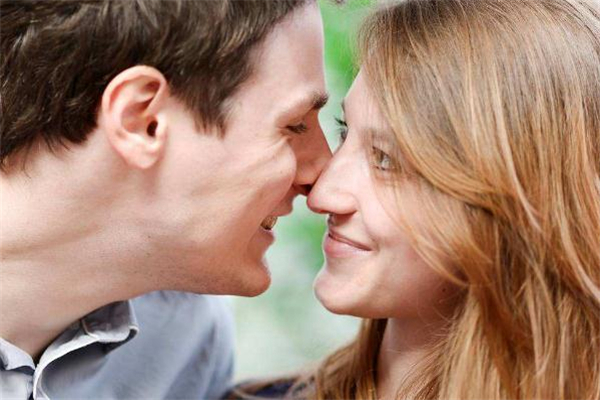 男朋友說(shuō)累了怎么安慰 男友累了怎么關(guān)心他