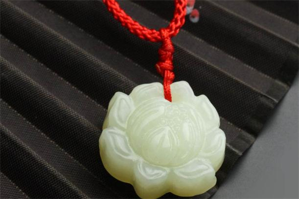 和田玉蓮花吊墜的寓意有哪些 和田玉蓮花吊墜招桃花嗎