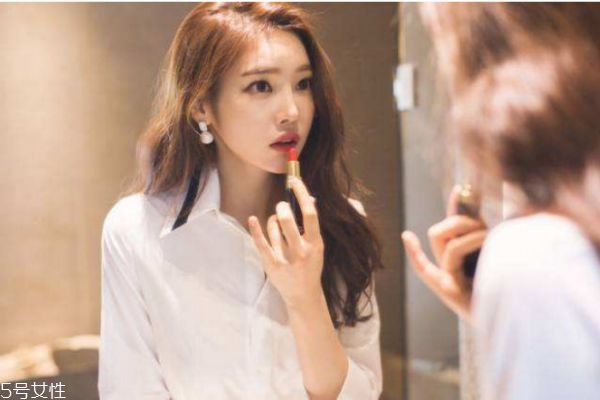 經(jīng)常涂口紅有什么危害 涂口紅時(shí)的注意事項(xiàng) 經(jīng)常涂口紅有什么危害 涂口紅時(shí)的注意事項(xiàng)