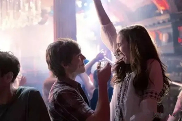 女生談戀愛該知道哪些事 聰明女生的正確戀愛觀 女生談戀愛該知道哪些事 聰明女生的正確戀愛觀