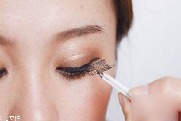 假睫毛重復(fù)使用注意事項(xiàng) 貼假睫毛的錯誤方法