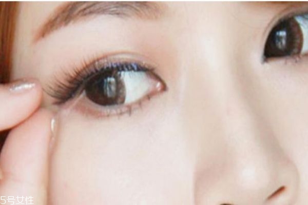 假睫毛重復(fù)使用注意事項(xiàng) 貼假睫毛的錯誤方法