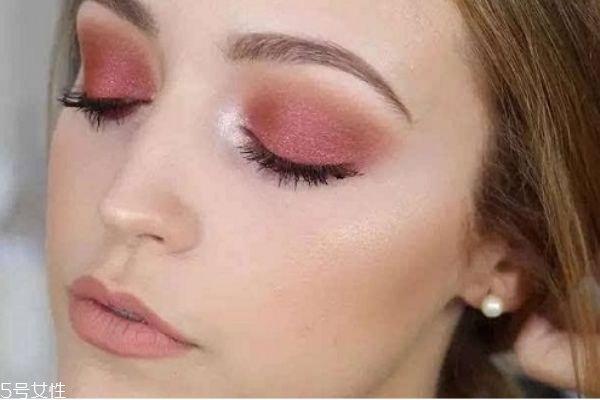 秋天適合的妝容有哪些 適合秋天的妝容 秋天適合的妝容有哪些 適合秋天的妝容