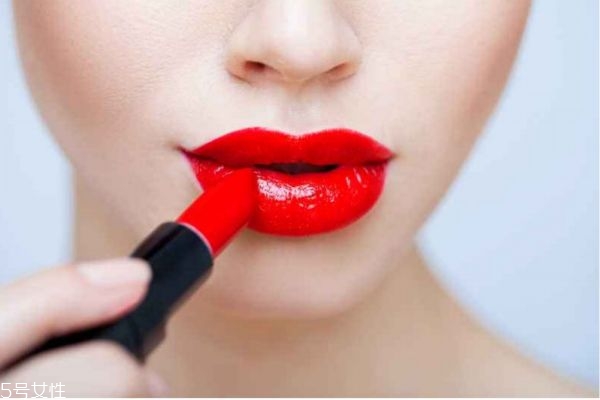經(jīng)常涂口紅有什么危害 涂口紅時(shí)的注意事項(xiàng) 經(jīng)常涂口紅有什么危害 涂口紅時(shí)的注意事項(xiàng)