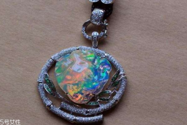 歐泊應(yīng)該怎么保養(yǎng)呢 歐泊的佩戴注意有什么呢