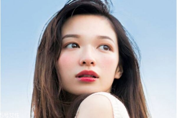 化妝失手應(yīng)該如何補(bǔ)救 化妝的常見(jiàn)誤區(qū)有哪些