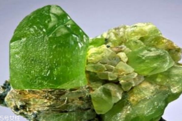 什么是橄欖石呢 橄欖石有什么作用呢 什么是橄欖石呢 橄欖石有什么作用呢