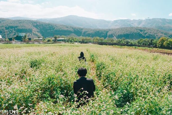 該不該和現(xiàn)任坦白過(guò)去 怎么看男友心里有沒(méi)有前任 該不該和現(xiàn)任坦白過(guò)去 怎么看男友心里有沒(méi)有前任