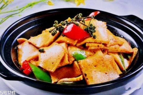 千頁豆腐是怎么樣的一道菜呢 千頁豆腐是怎么做的呢 千頁豆腐是怎么樣的一道菜呢 千頁豆腐是怎么做的呢