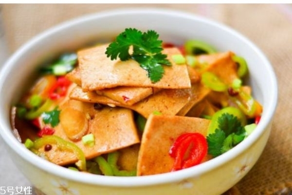 千頁豆腐是怎么樣的一道菜呢 千頁豆腐是怎么做的呢 千頁豆腐是怎么樣的一道菜呢 千頁豆腐是怎么做的呢