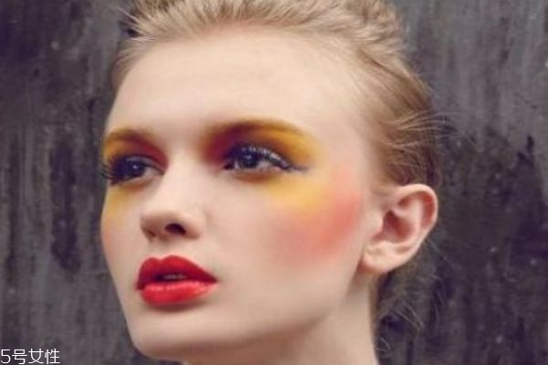 化妝失手應(yīng)該如何補(bǔ)救 化妝的常見(jiàn)誤區(qū)有哪些