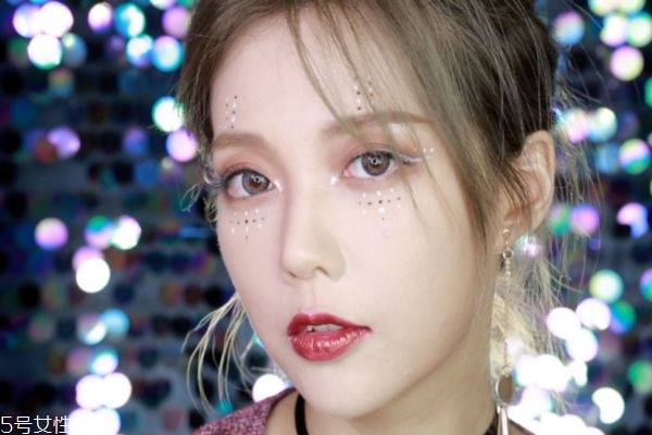 化妝的正確步驟是什么 正確的上妝步驟是怎樣的 化妝的正確步驟是什么 正確的上妝步驟是怎樣的