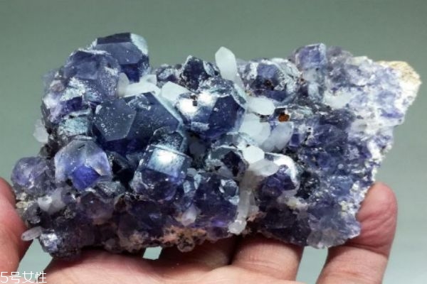 螢石有什么寓意呢 螢石的市場(chǎng)價(jià)格怎么樣呢 螢石有什么寓意呢 螢石的市場(chǎng)價(jià)格怎么樣呢