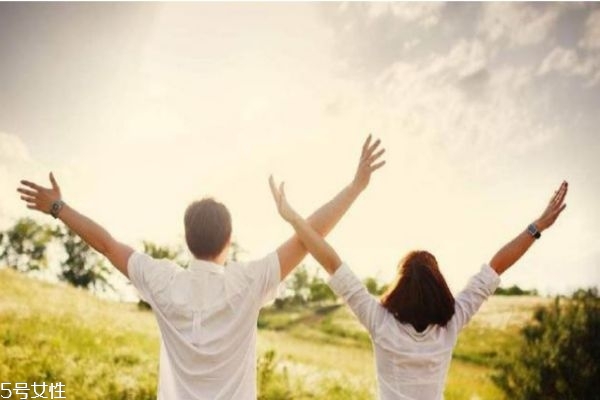 內(nèi)向的女生怎么追喜歡的男生 內(nèi)向女生喜歡一個(gè)人的表現(xiàn) 內(nèi)向的女生怎么追喜歡的男生 內(nèi)向女生喜歡一個(gè)人的表現(xiàn)