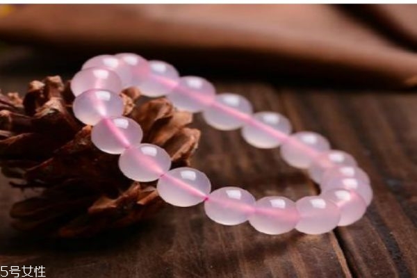 什么是桃花石呢 桃花石有什么作用呢 什么是桃花石呢 桃花石有什么作用呢