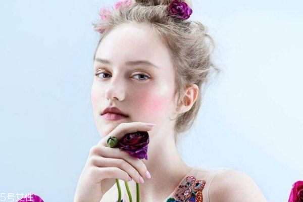 吃飯女生主動買單說明什么 女孩約會主動付錢心理 吃飯女生主動買單說明什么 女孩約會主動付錢心理