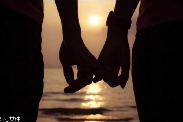 內(nèi)向的女生怎么追喜歡的男生 內(nèi)向女生喜歡一個(gè)人的表現(xiàn) 內(nèi)向的女生怎么追喜歡的男生 內(nèi)向女生喜歡一個(gè)人的表現(xiàn)