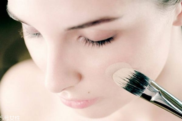 粉底不服帖有哪些原因 手指上粉底好嗎 粉底不服帖有哪些原因 手指上粉底好嗎